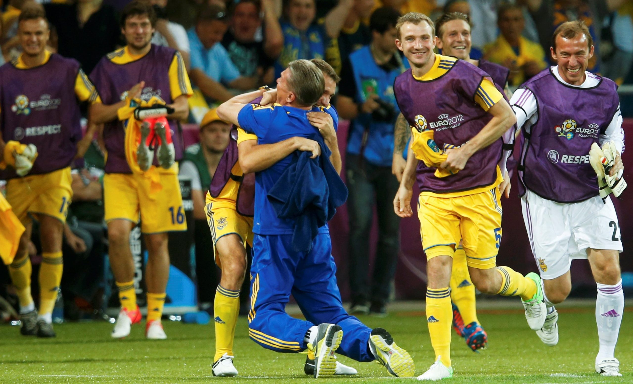 Певица лорин евровидение. Сборная швеции 1988. Форма швеции евро 2012. Шведы болельщики. Сборная швеции по футболу евро 2012.